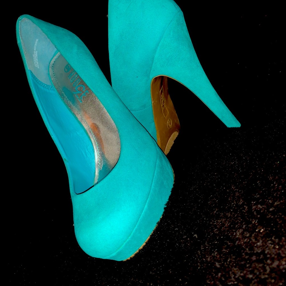 I’m selling these fabulous turquoise pumps!!